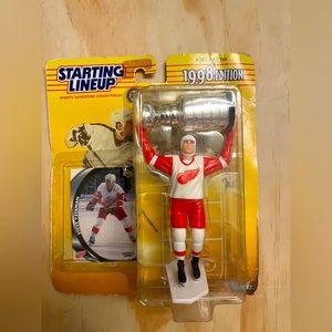 1998 Edition Vintage Steve Yzerman NHL Starting Line Up Figure NEW